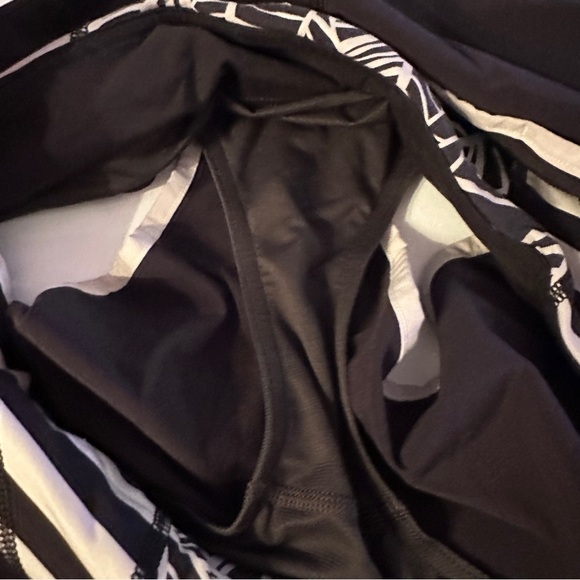 Lululemon Speed Short 2.5 Black Angel Wing Black White size 8 - Picture 4 of 7